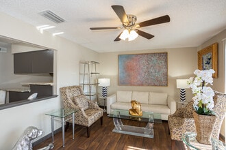 Magnolia Lake Apartments in Wichita, KS - Building Photo - Interior Photo