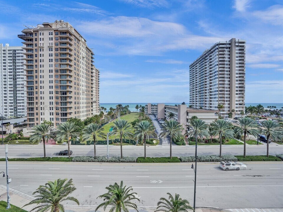 1945 S Ocean Dr, Unit 501 in Hallandale Beach, FL - Foto de edificio