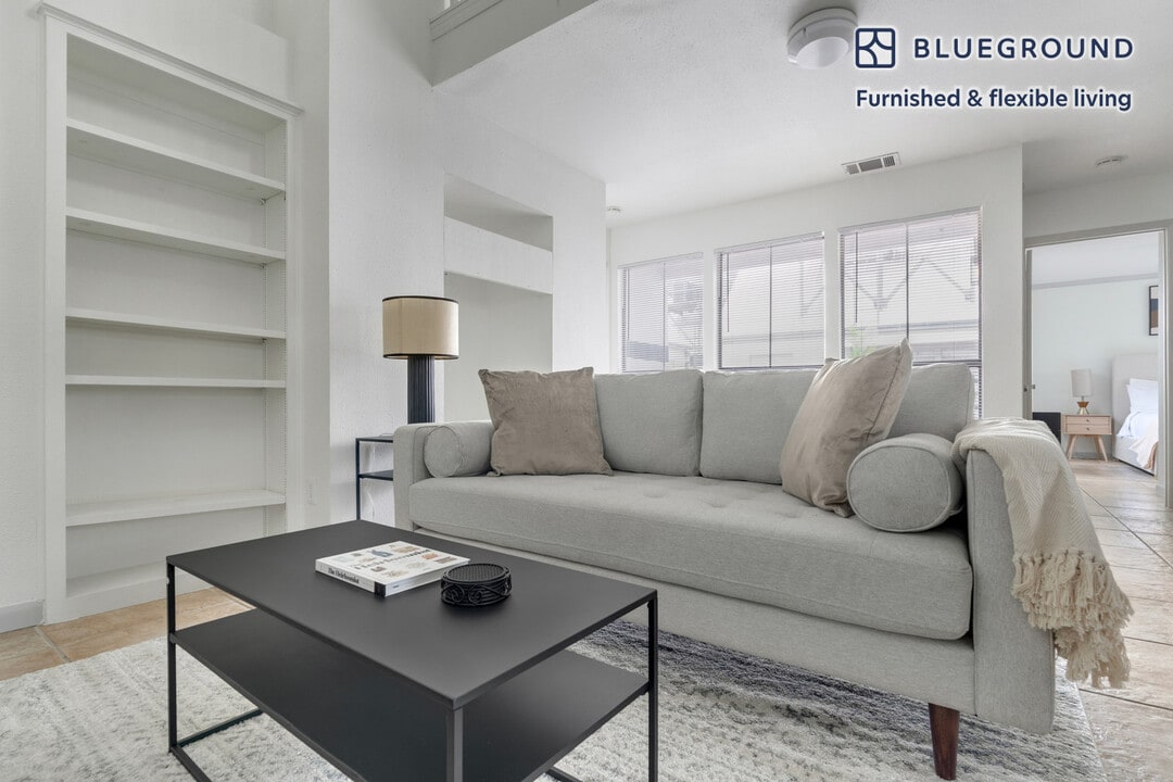 201 E 4th St in Austin, TX - Building Photo