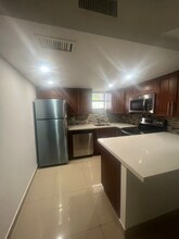 8290 Lake Dr in Doral, FL - Building Photo - Building Photo