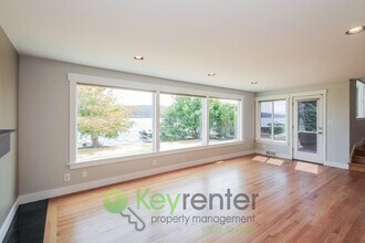 13556 Riviera Pl NE in Seattle, WA - Building Photo - Building Photo