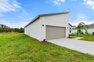 1057 Sabine Pl in Poinciana, FL - Foto de edificio - Building Photo