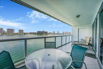 17700 N Bay Rd in Sunny Isles Beach, FL - Building Photo - Building Photo