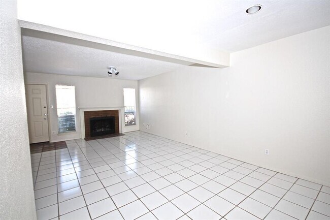 6111 Beverly Hill St in Houston, TX - Building Photo - Building Photo