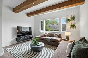 925 NE 23rd Ave in Portland, OR - Building Photo