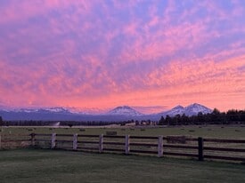68590 Cloverdale Rd in Sisters, OR - Building Photo