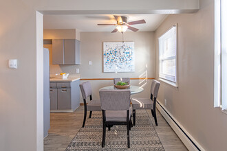 Brentwood Park Townhomes in Hopkins, MN - Foto de edificio - Interior Photo