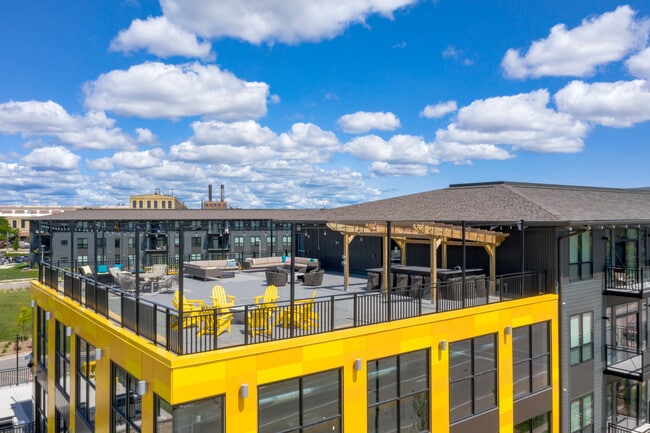 The West Living in West Allis, WI - Foto de edificio - Building Photo