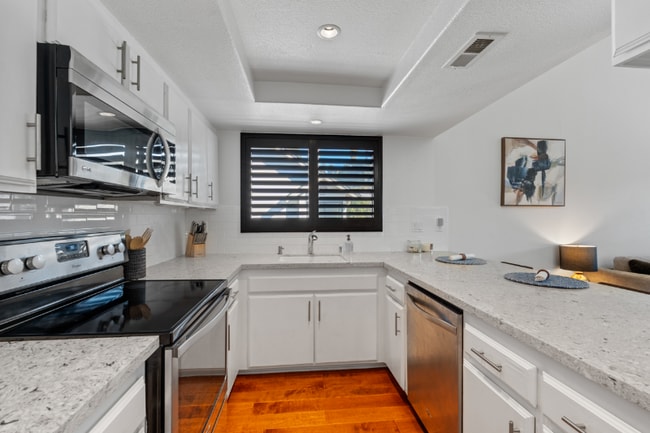 526 Via De La Valle in Solana Beach, CA - Foto de edificio - Building Photo