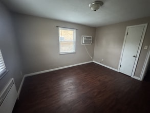 3913 E Gatewood Ln in Silverton, OH - Building Photo - Building Photo