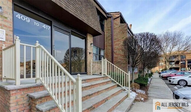414 Sharon Garden Ct in Woodbridge, NJ - Building Photo - Building Photo