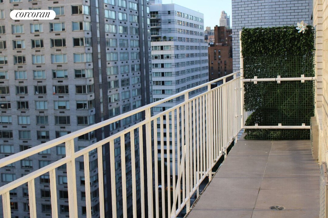 301 E 66th St in New York, NY - Building Photo