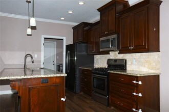 1 Rose Ct in Angleton, TX - Foto de edificio - Building Photo