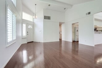 8949 Circle R View Ln in Escondido, CA - Building Photo - Building Photo