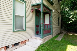929 English Ave, Unit A in Indianapolis, IN - Foto de edificio - Building Photo