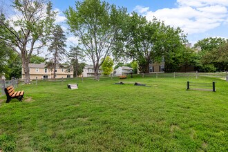 Hunter's Pointe Apartments in Overland Park, KS - Foto de edificio - Building Photo