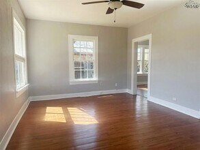 2206 Avenue E, Unit 103 in Wichita Falls, TX - Building Photo - Building Photo