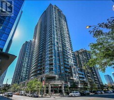 30 Grand Trunk Crescent in Toronto, ON - Building Photo