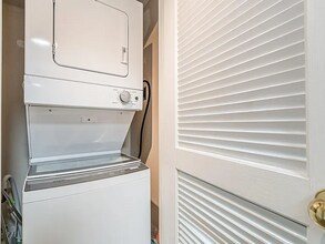 2870 Pharr Ct S Northwest in Atlanta, GA - Foto de edificio - Building Photo