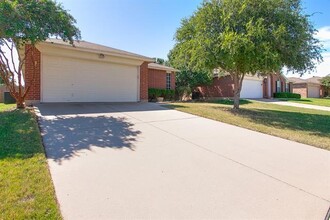 409 Candlestick Trail in Saginaw, TX - Building Photo - Building Photo