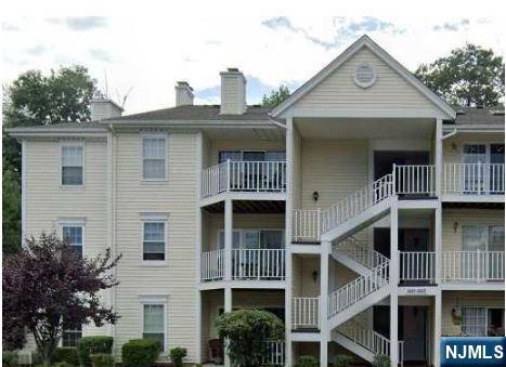 888 Tuliptree Ct in Mahwah, NJ - Foto de edificio
