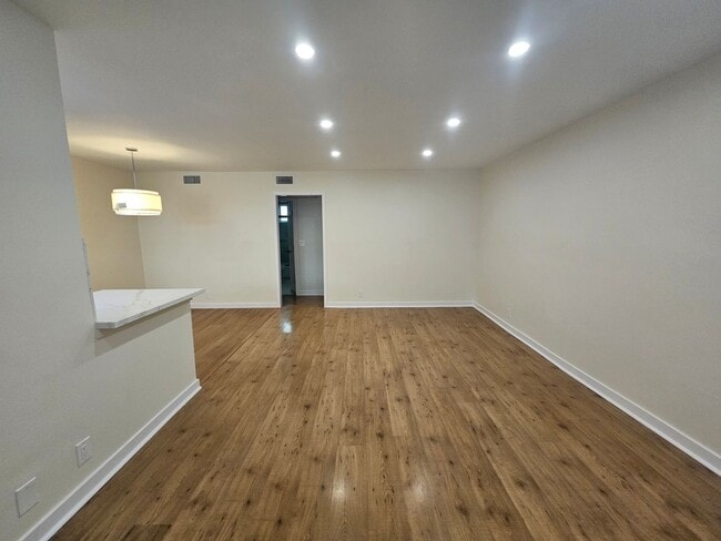 561 E Orange Grove Ave, Unit D in Burbank, CA - Building Photo - Building Photo