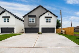 8122 Corinth St in Houston, TX - Building Photo