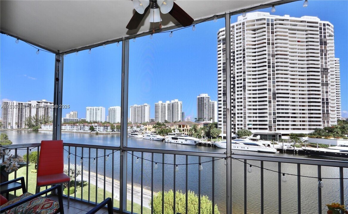 3030 Marcos Dr in Aventura, FL - Building Photo