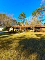24 Canterbury Cir in Savannah, GA - Building Photo