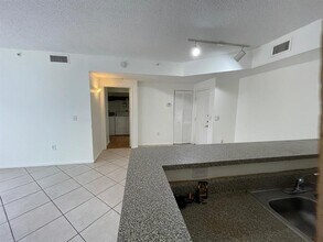 8010 N Nob Hill Rd in Tamarac, FL - Building Photo - Building Photo