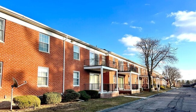 27689 Echo Valley W in Farmington Hills, MI - Building Photo - Building Photo