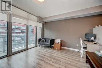 250-250 Albert St in Waterloo, ON - Building Photo - Building Photo