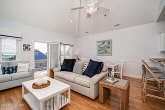 202 Dobbs St in Atlantic Beach, NC - Building Photo - Building Photo