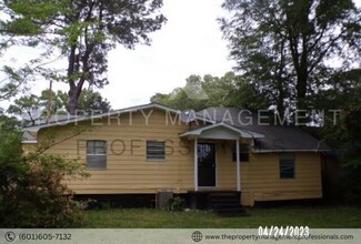 1925 Wingfield Cir in Jackson, MS - Building Photo - Building Photo