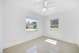 555 NW 90th St, Unit 555 in El Portal, FL - Building Photo