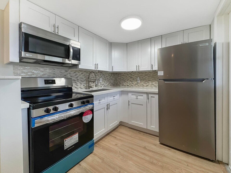 2213 NE 1st Ct, Unit 204 in Boynton Beach, FL - Building Photo