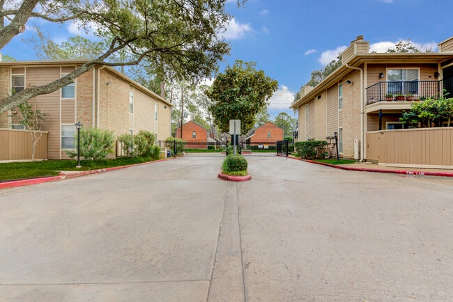 704 Bering Dr, Unit F in Houston, TX - Building Photo - Building Photo