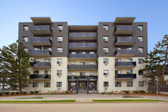 2300 Marine Drive in Oakville, ON - Building Photo - Building Photo