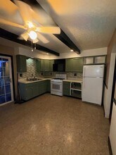 572 Crestwood Dr in Irwin, PA - Building Photo - Building Photo