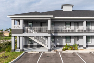 Luxury Apartments in Cape Coral, FL - Foto de edificio - Building Photo