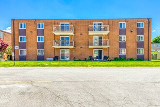 Henley & Cypress Gardens Apartments in St Catharines, ON - Building Photo - Building Photo