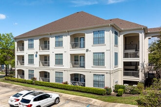 Paramount at Cedar Lodge in Baton Rouge, LA - Foto de edificio - Building Photo