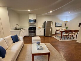 673 Brookside Ln, Unit 3 in Sierra Madre, CA - Building Photo