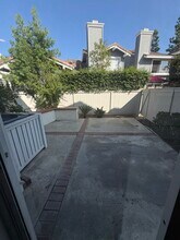 2211 Carob Way in Tustin, CA - Foto de edificio - Building Photo