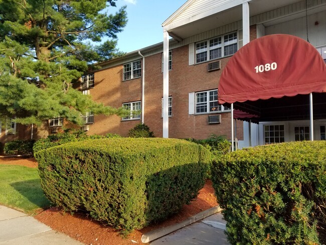 1080 New Haven Ave in Milford, CT - Building Photo - Building Photo