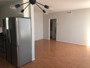 622 S Barrington Ave in Los Angeles, CA - Building Photo - Building Photo