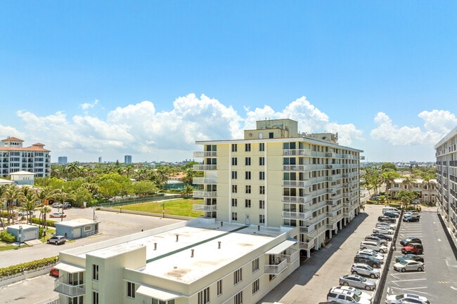 Mayan Towers South in Palm Beach Shores, FL - Foto de edificio - Building Photo