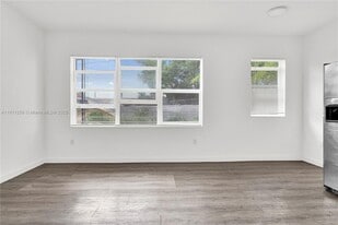 402 NW 12th Ave in Miami, FL - Building Photo