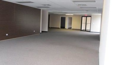 Skokie Gardens Condominiums in Skokie, IL - Building Photo - Interior Photo