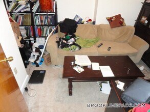 1223 Beacon St, Unit 310 in Brookline, MA - Foto de edificio - Building Photo